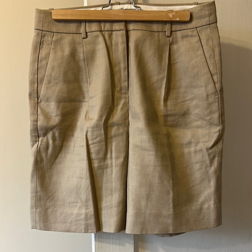 Excellent condition J crew Classic Tan Pleated linen woman’s shorts in size 6